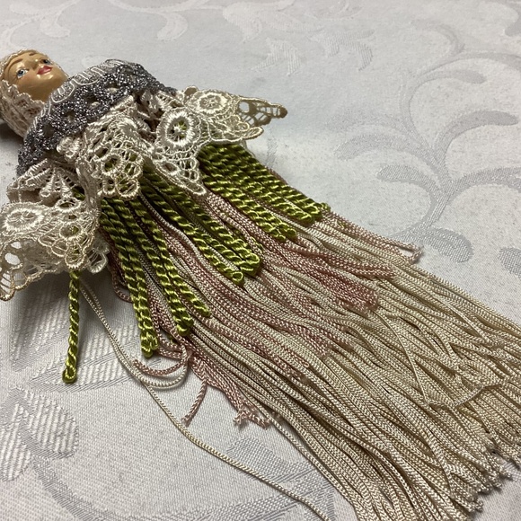 Ladies with Elegance VICTORIAN LADY. MUST SEE - Picture 2 of 9